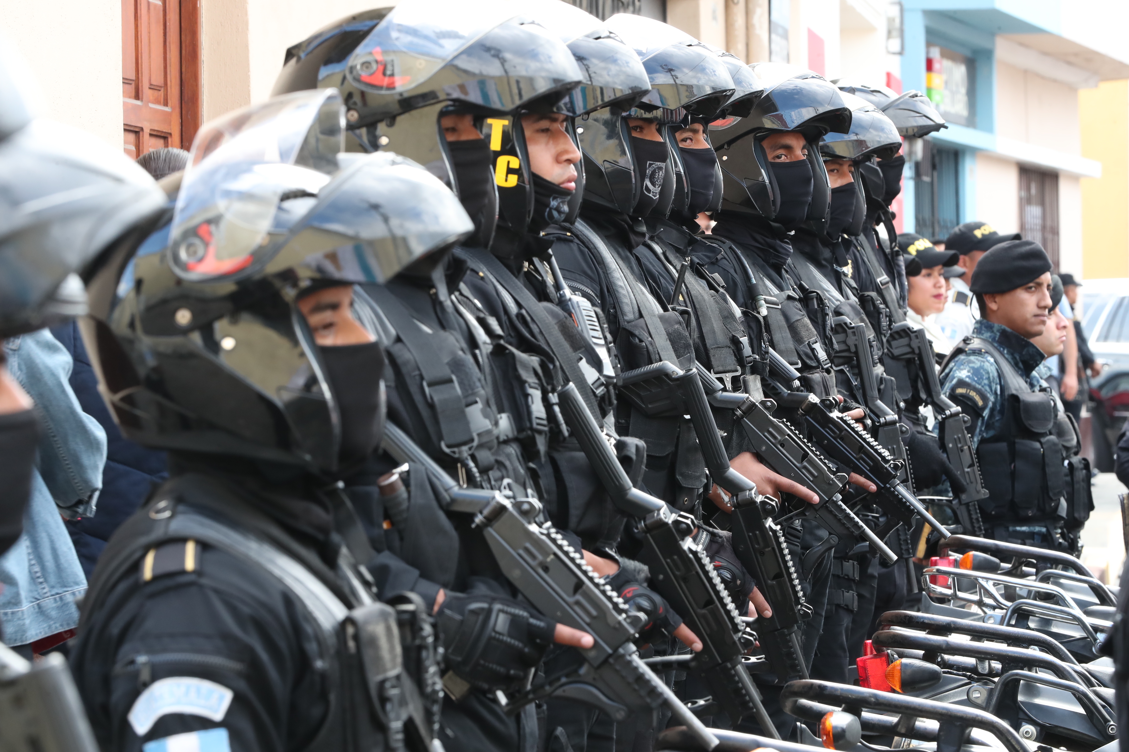 La nómina en el Ministerio de Gobernación aumentará y ascenderá a unos Q4 mil 364 millones en el rubro de remuneraciones y se explica por el reciente bono de Q1 mil que se otorgó a los agentes de la Policía Nacional Civil (PNC). (Foto Prensa Libre: Hemeroteca PL)