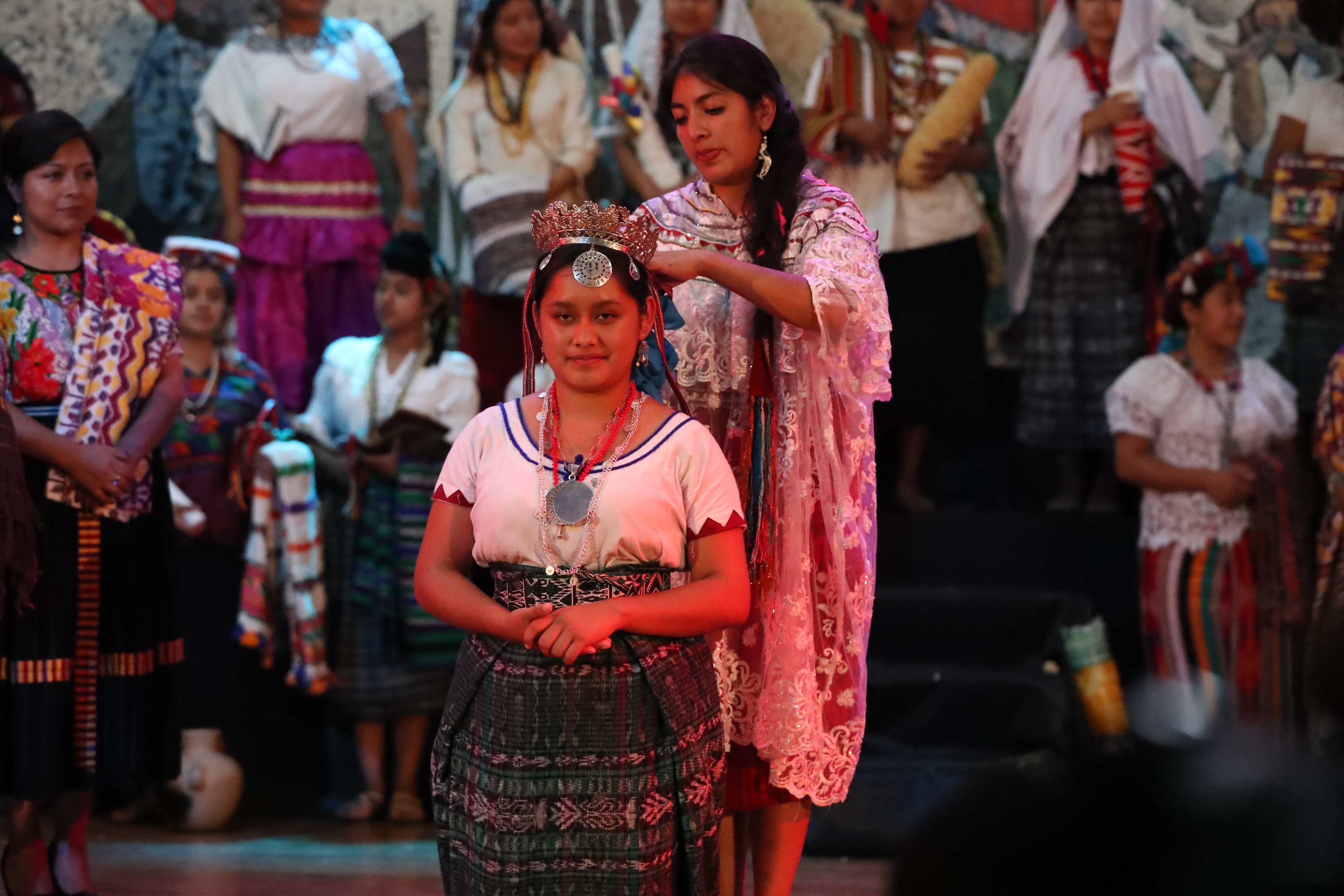 Ana Judith González García, Flor Nacional del Pueblo Maya, fue coronada por Dalyna Hernández Basilio, reina saliente. (Foto Prensa Libre: Mynor Toc) 