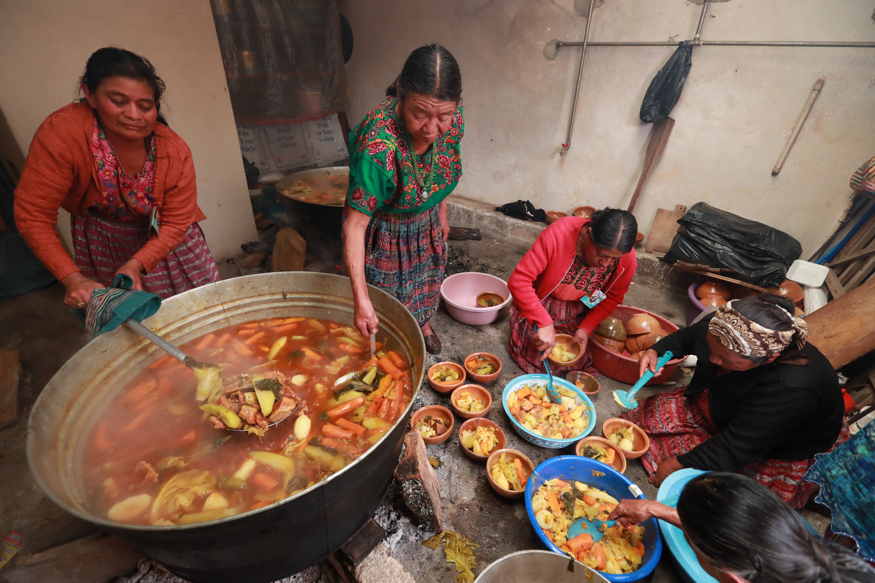 Un grupo de mujeres sirve el caldo de Tobik para el almuerzo de la Sociedad Amistad en Totonicapán. (Foto Prensa Libre: Mynor Toc) 