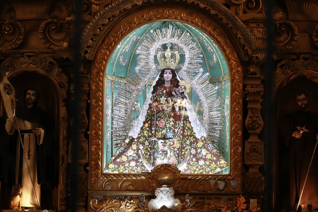 La imagen de la Virgen del Rosario es de madera tallada incluyendo el vestido largo con mangas al estilo del siglo XV y mide aproximadamente 1.60 metros. (Foto Prensa Libre: Mynor Toc)