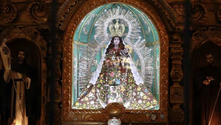 La imagen de la Virgen del Rosario es de madera tallada incluyendo el vestido largo con mangas al estilo del siglo XV y mide aproximadamente 1.60 metros. (Foto Prensa Libre: Mynor Toc)