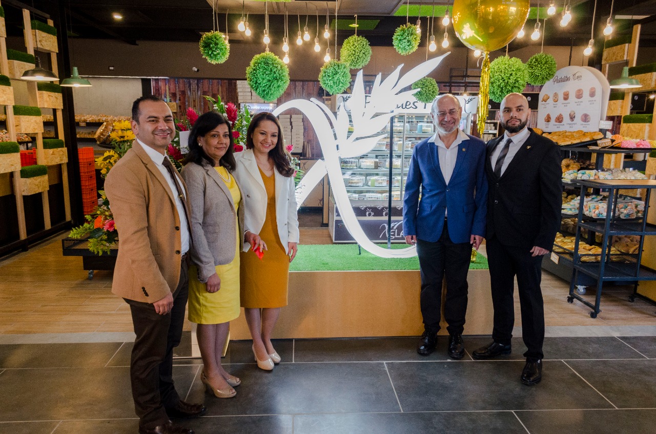 La familia Guzmán, fundadora de Xelapan. –izq– Orlando Guzmán, Ana María de Guzmán, Susana Guzmán, –al centro, saco azul–, Carlos Guzmán, fundador y Luis Guzmán. (Foto Prensa Libre: Cortesía Xelapan) 