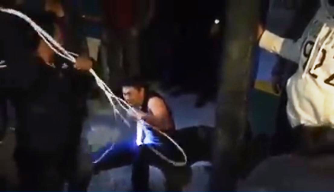 Padre azota a su hijo sindicado de intentar robar un picop en la zona 1 de Sololá. (Foto Prensa Libre:  Captura de video) 