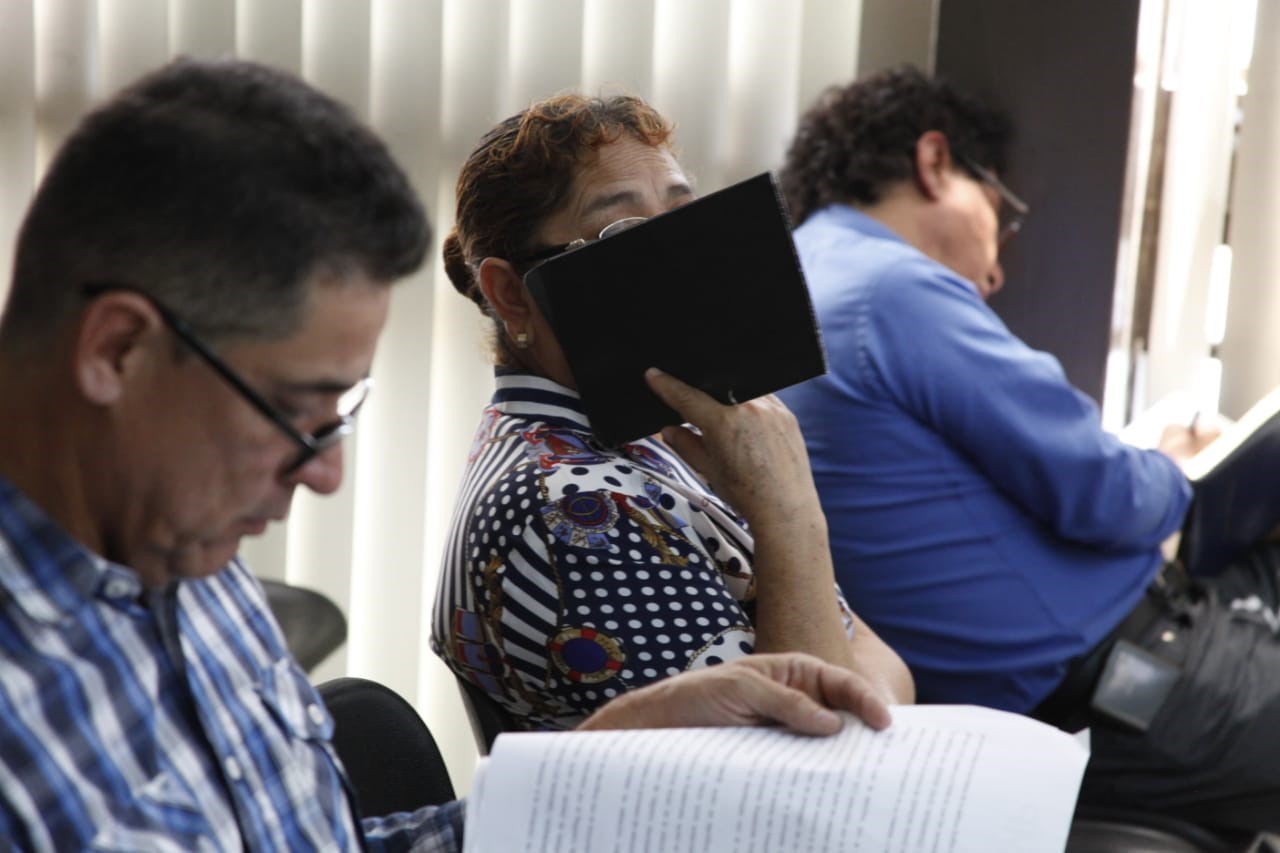 Rosalinda Rivera se cubre el rostro con una agenda, en el comienzo del juicio en su contra. (Foto Prensa Libre: Noé Medina) 