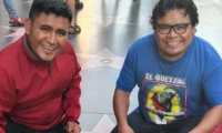Los hermanos Lorenzo y Pedro Cruz Sunú colocan simbólicamente una estrella en el Paseo de la Fama en Hollywood. (Foto Prensa Libre: Cortesía).