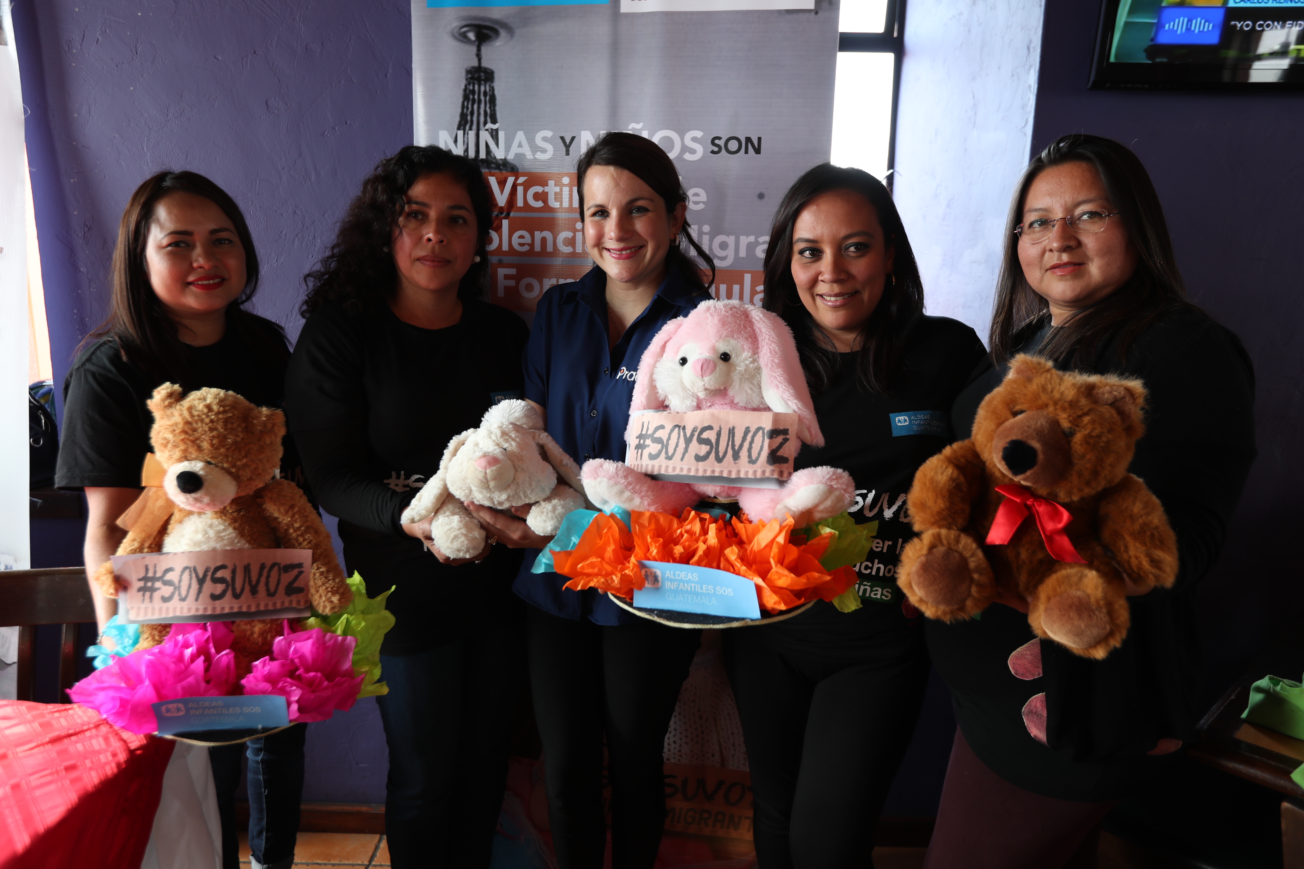 Por medio de la campaña #SoySuVoz pretenden recaudar más de mil peluches para los niños de dos comunidades de Xela. (Foto Prensa Libre: María Longo) 