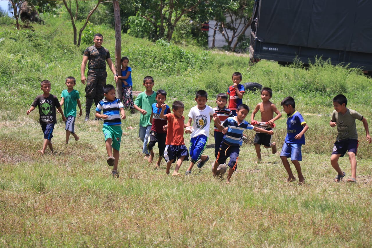 Un grupo de niños juega futbol en el campo de Semuy 2, El Estor, Izabal, a pocos metros de donde tres soldados fueron ejecutados. (Foto Prensa Libre: Dony Stewart)