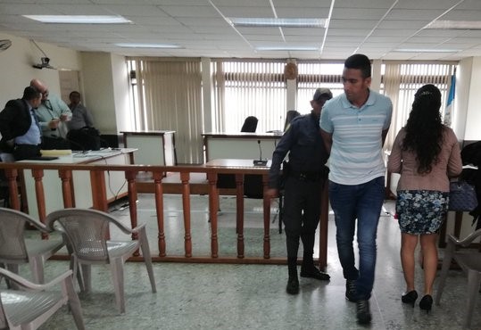 Ronald Bernardino Ruiz Méndez, alias “Tío Ruiz” y “El Flaco”, sale de la audiencia de primera declaración en agosto de 2019. (Foto Prensa Libre: Hemeroteca PL) 