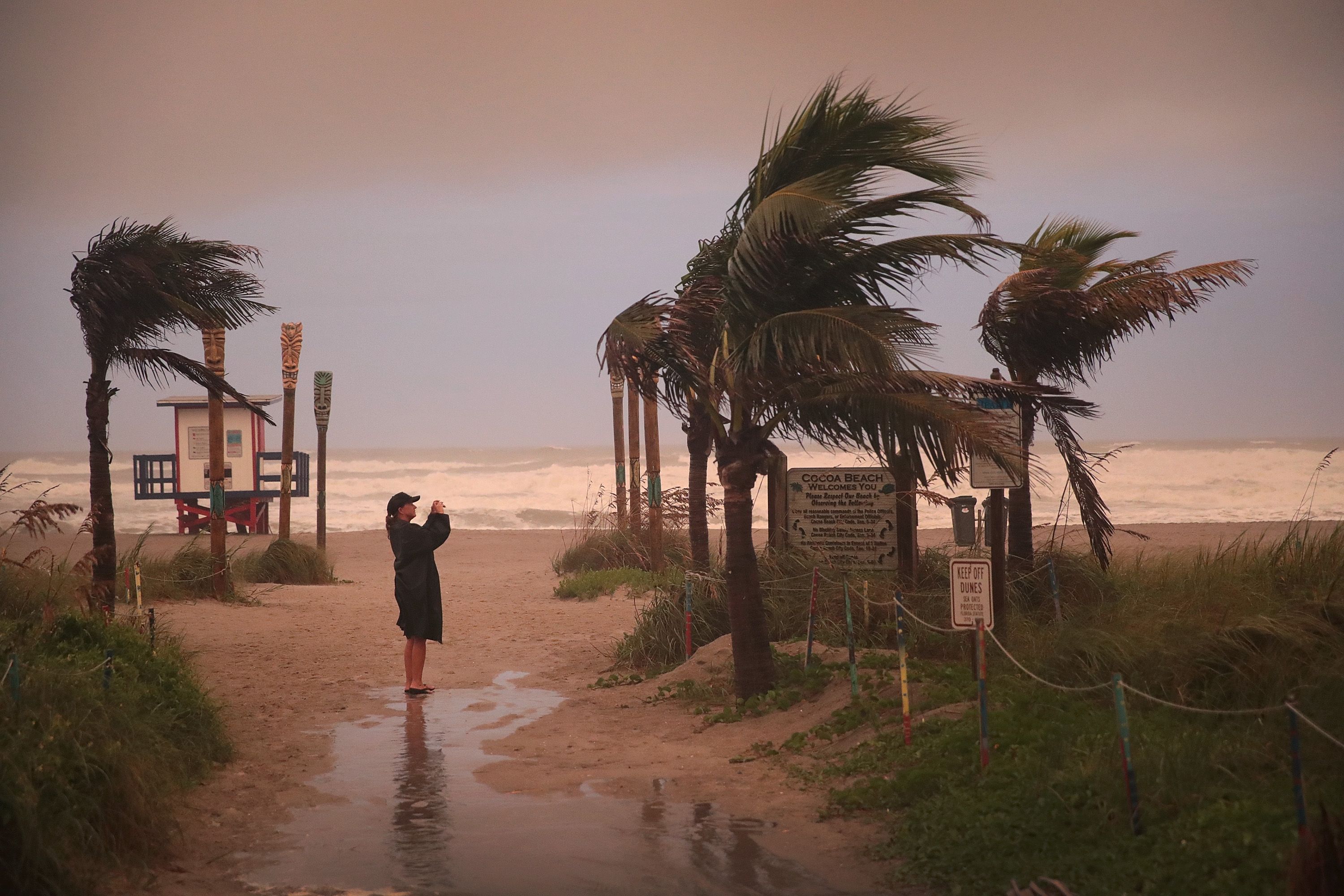 Los efectos de Dorian están comenzando a sentirse en Cocoa Beach, Florida. (Foto Prensa Libre: AFP)