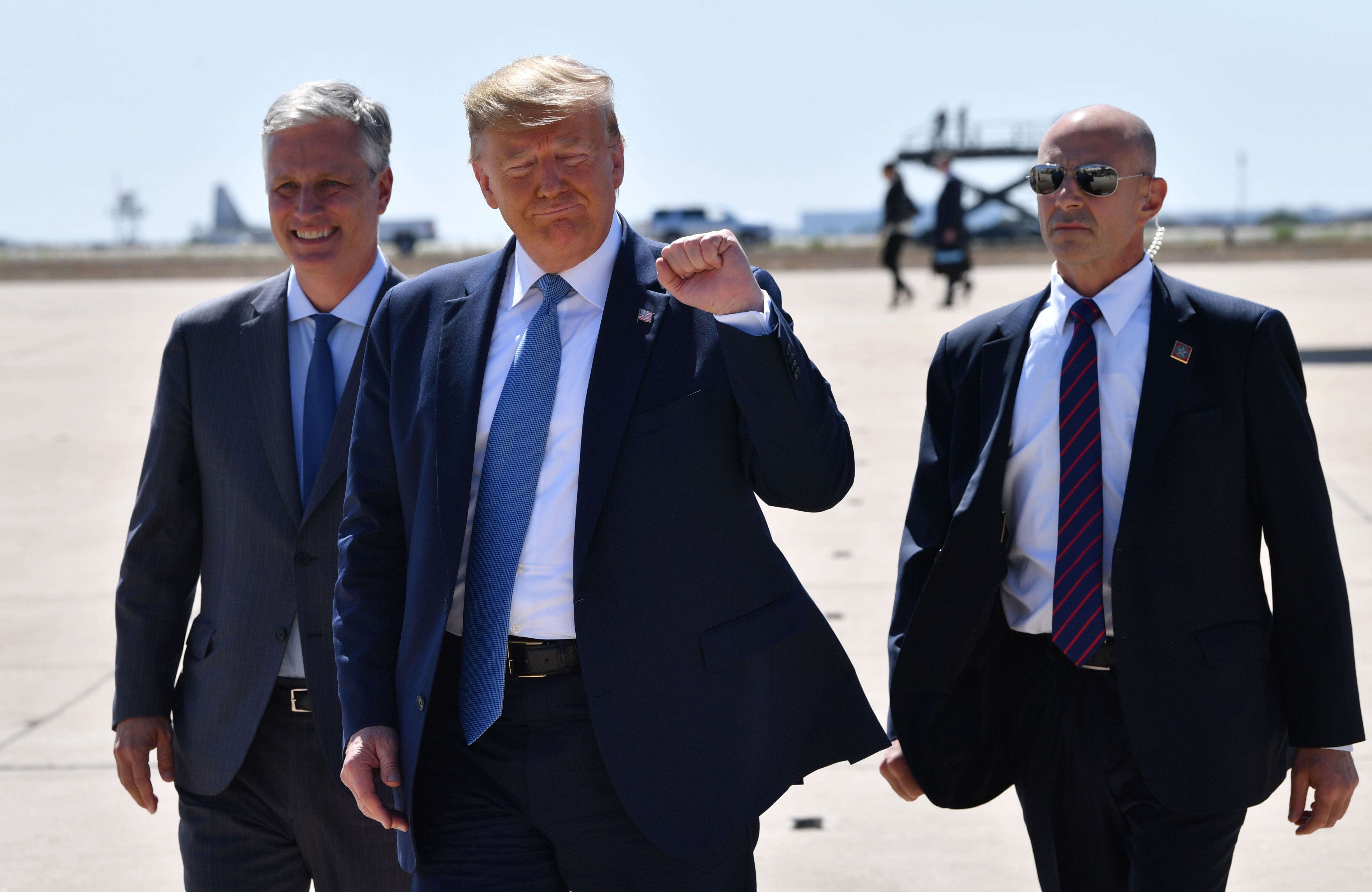 Donald Trump gesticula durante su visita a la frontera cerca de San Diego, California. (Foto Prensa Libre: AFP)