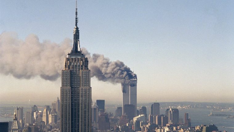 En esta fotografía de archivo, las torres gemelas arden después del choque de dos aviones. (Foto: Hemeroteca PL)