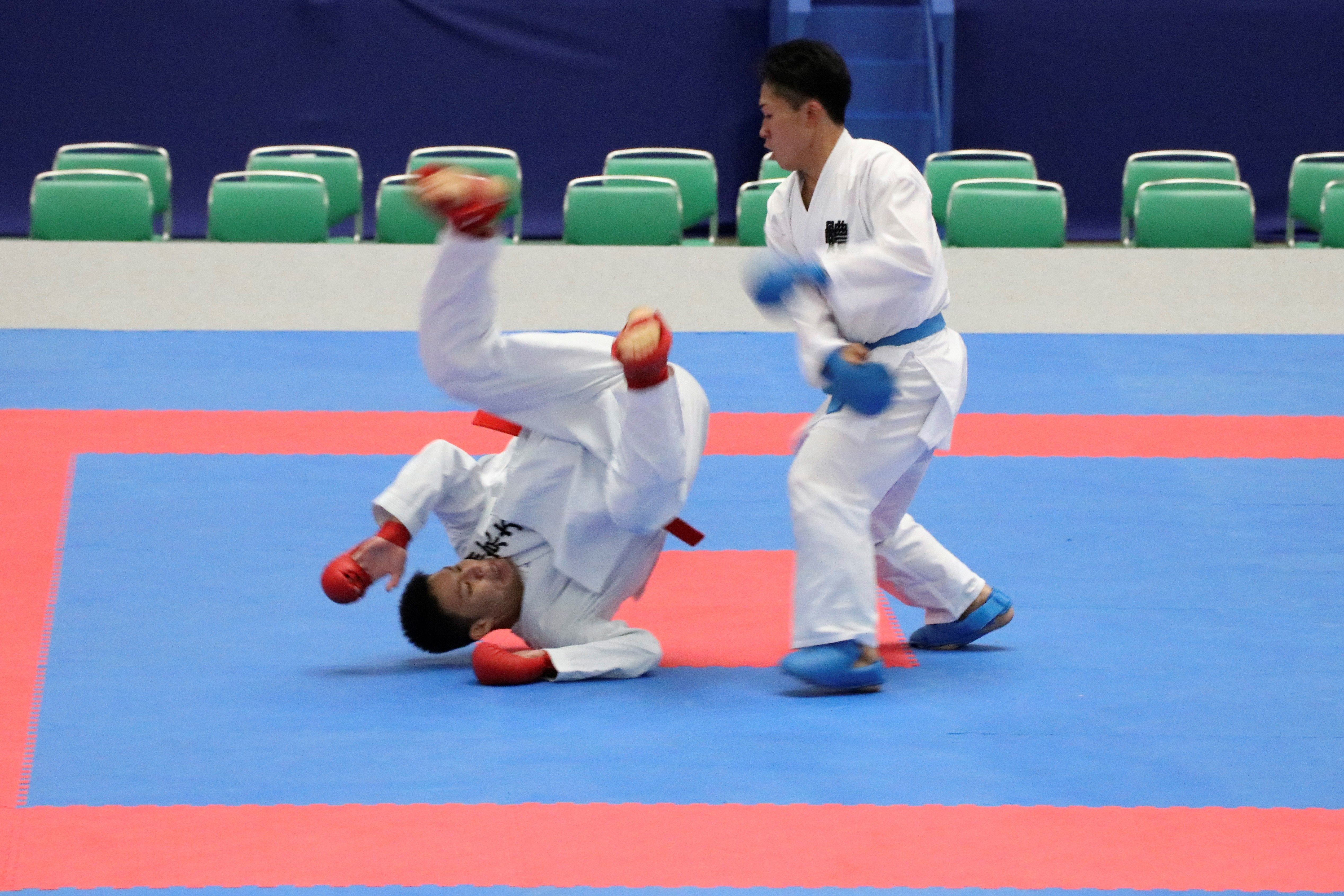  Los karatecas H. Tachibana (con cinturón rojo) y K. Watanabe (con cinturón azul) disputan un combate kumito de kárate durante un evento de prueba para los Juegos Olímpicos de Tokio 2020. (Foto Prensa Libre: EFE)