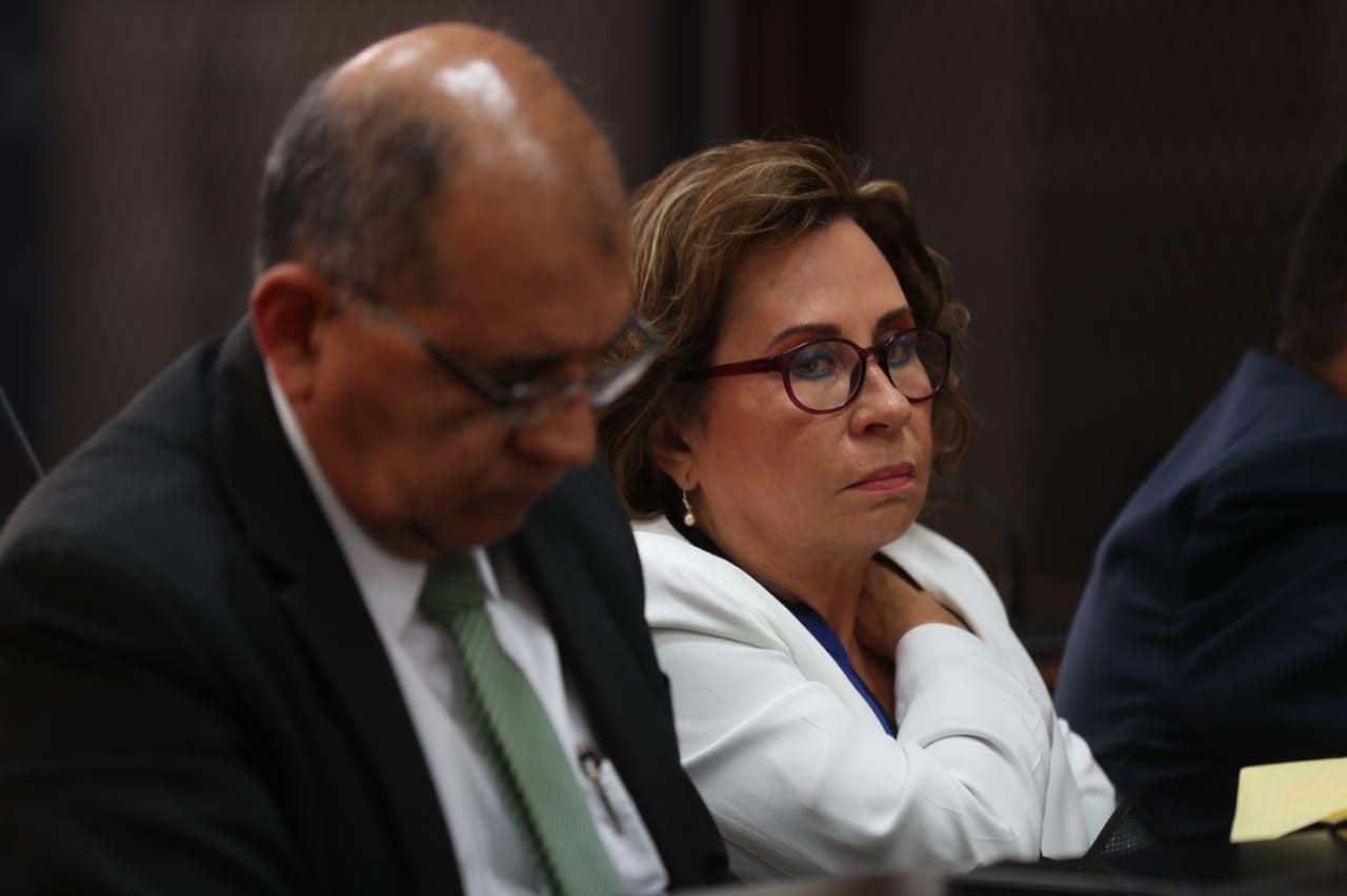 La excandidata presidencial Sandra Torres escuchó durante cinco horas las escuchas telefónicas e imputaciones que expuso el MP. (Foto Prensa Libre: No+e Medina) 