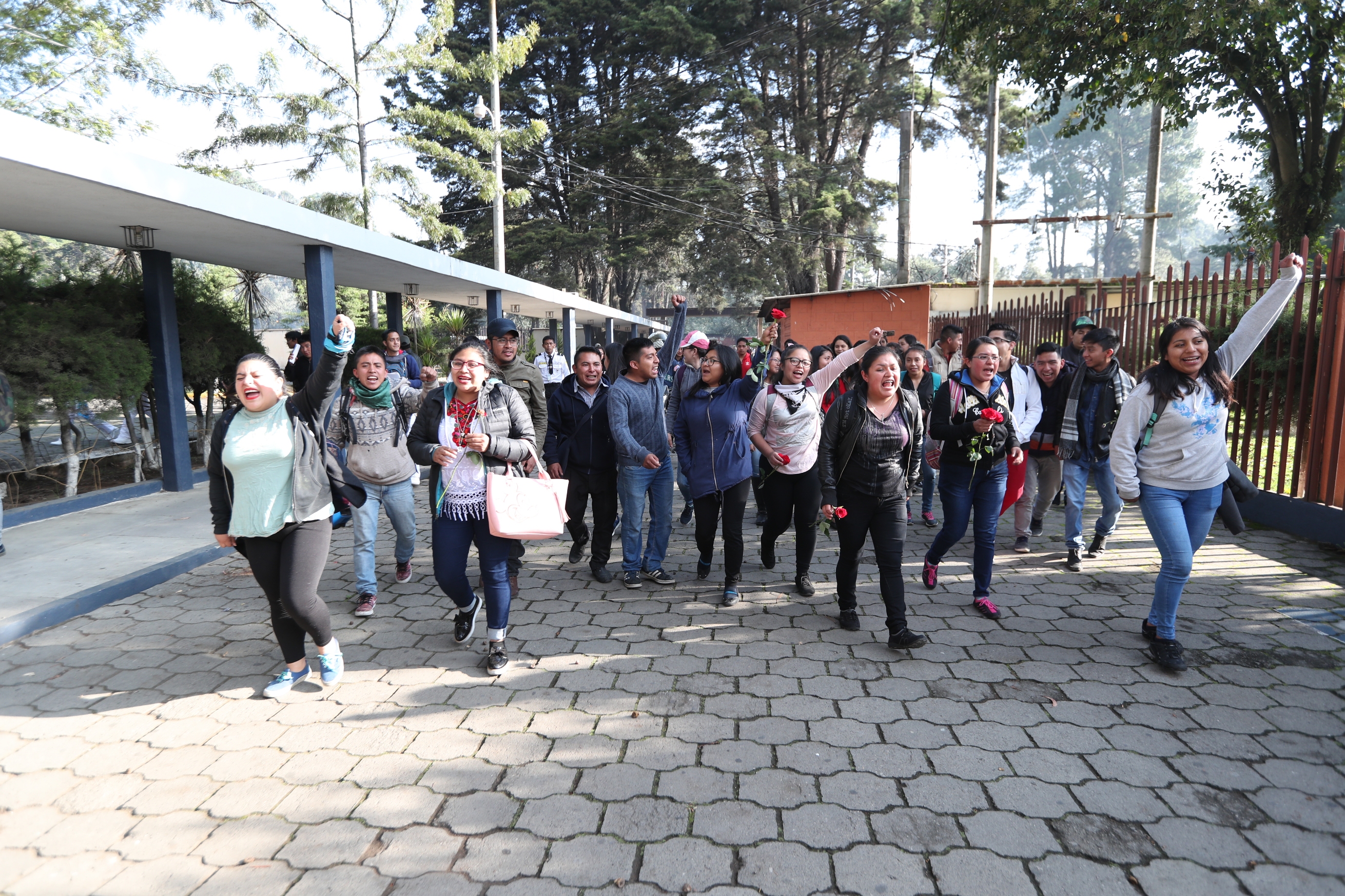 Universitarios ingresaron al Cunoc, cantaron La Chalana y llevaron rosas. (Foto Prensa Libre: María Longo) 