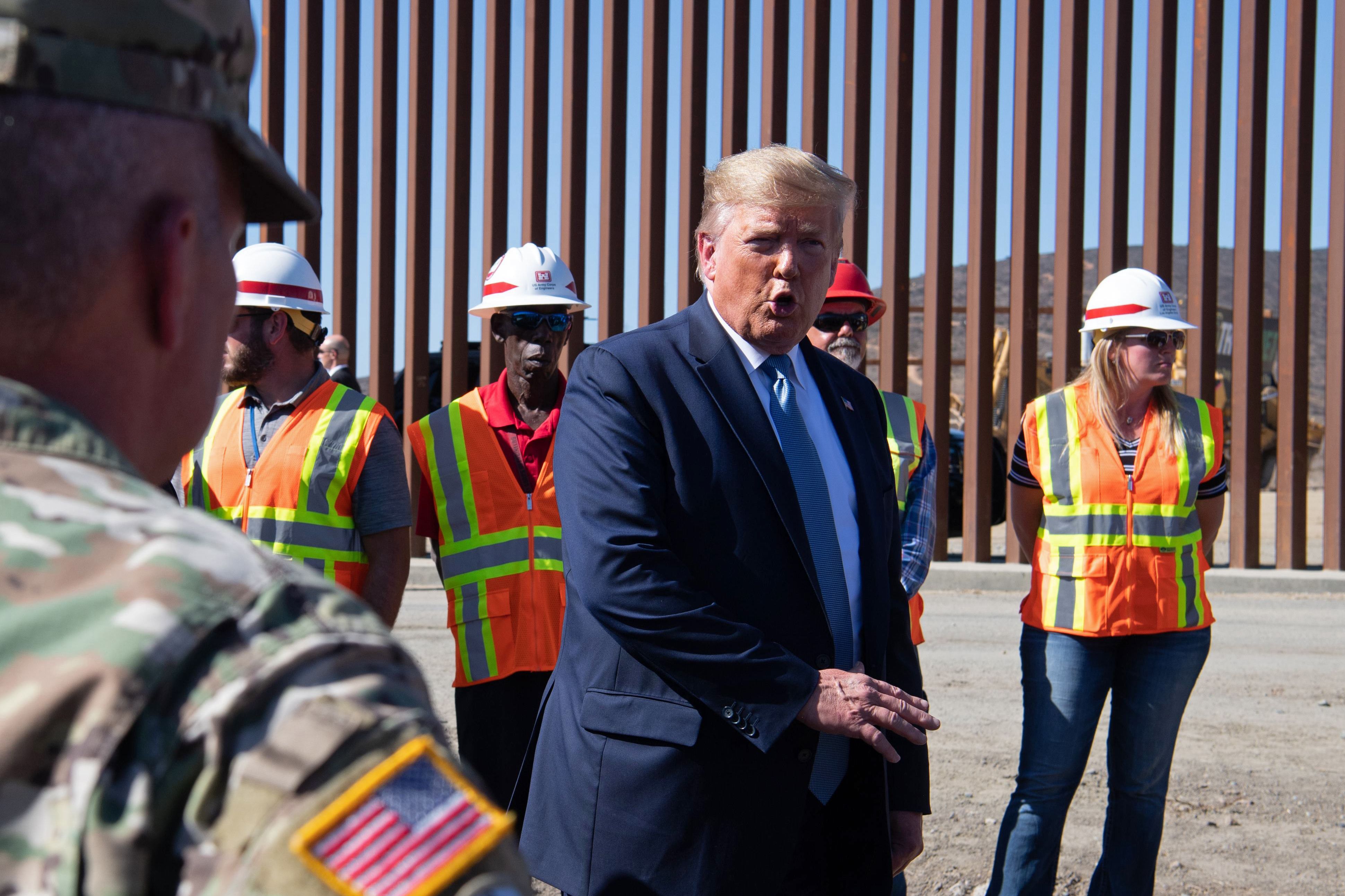 Donald Trump habla a los medios durante su visita a la frontera con México en California. (Foto Prensa Libre: AFP)