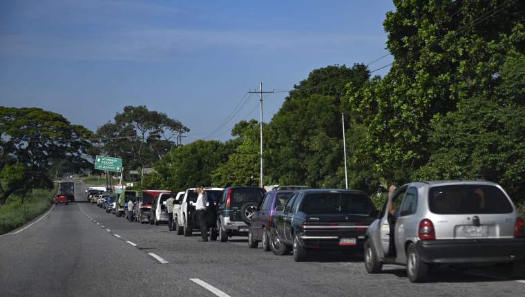 Conductores esperan en fila para abastecerse en una gasolinera, en Barinas, Venezuela, debido a la crisis que enfrenta el país. (Foto Prensa Libre: AFP)