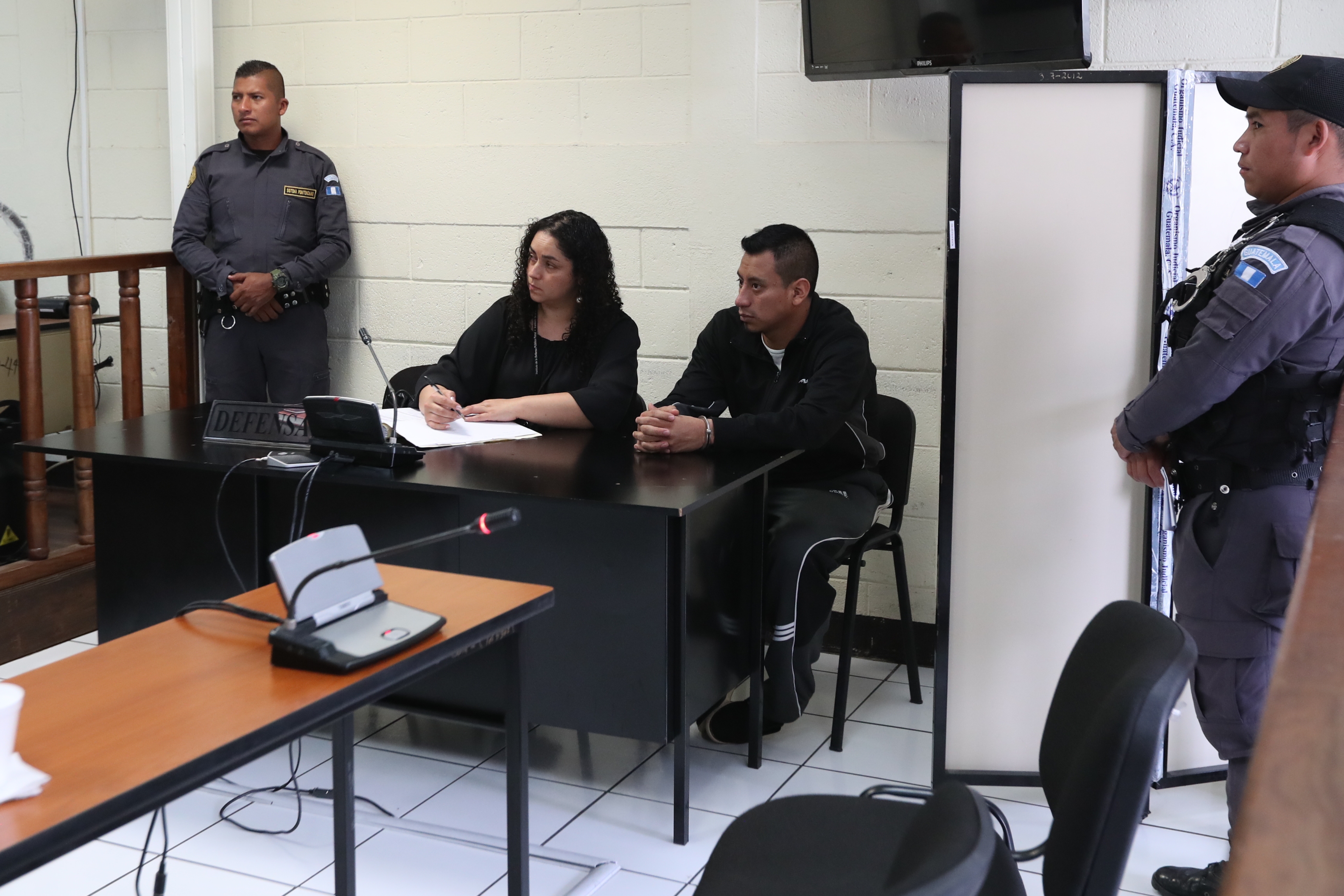 Edin Yovani Cotom Nimatuj escuchó la sentencia en su contra en el Tribunal de Femicidio de Quetzaltenango. (Foto Prensa Libre: María Longo) 