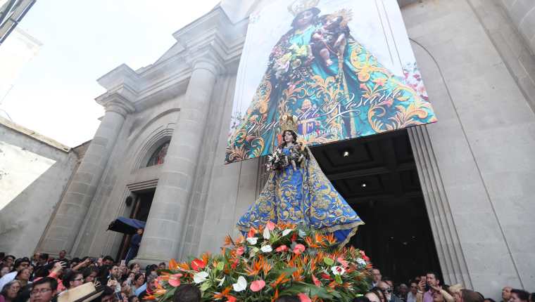 Los fieles acudieron a la Catedral Metropolitana de los Altos para observar y tomar fotografías de la imagen de la Virgen del Rosario. (Foto Prensa Libre: María Longo) 