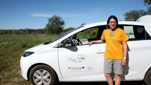 La turista Margarita Revilla, usuaria de uno de los vehículos eléctricos del Parque Natural Arribes, en Fermoselle (Zamora). (Foto Prensa Libre: EFE)