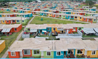 Quienes viven en la colonia La Dignidad, Escuintla, aseguran que las viviendas necesitan reparaciones.(Foto Prensa Libre: Enrique Paredes)