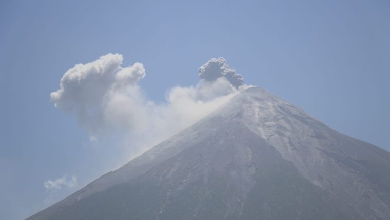 El Volcán de Fuego permanece en constante actividad. (Foto Prensa Libre: Hemeroteca PL). 