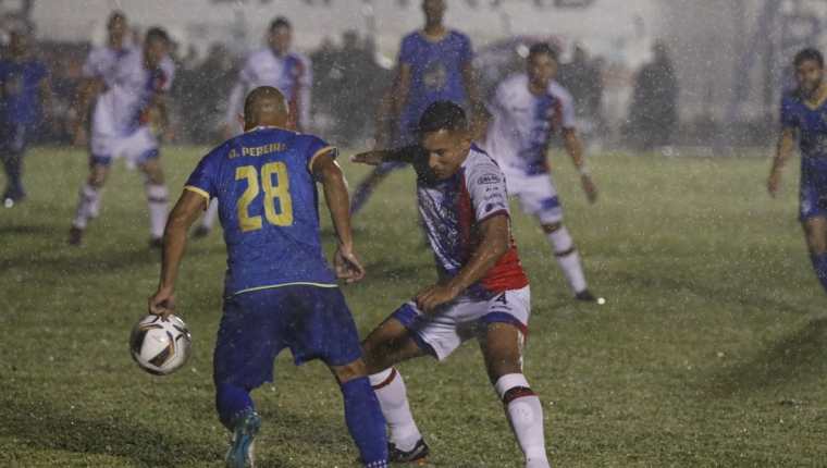 Bajo una intensa lluvia Xelajú MC y Cobán Imperial dividieron puntos. (Foto Prensa Libre: Eduardo Sam) 