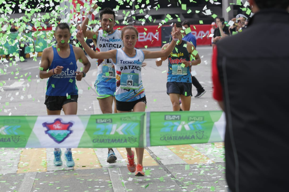 Heidy Villegas alza los brazos momentos antes de cruzar la meta en la carrera de los 21K de la Ciudad de Guatemala. (Foto Prensa Libre: Norvin Mendoza)