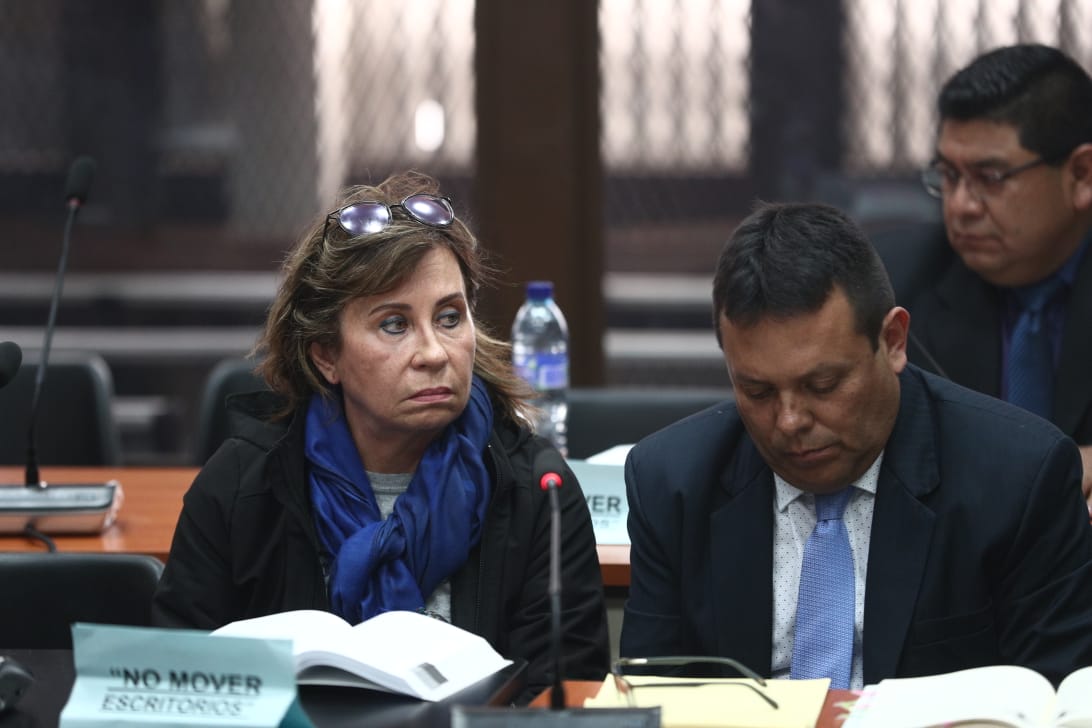 Sandra Torres escucha los motivos de su detención en el Juzgado de Mayor Riesgo A. (Foto Prensa Libre: Carlos Hernández Ovalle)