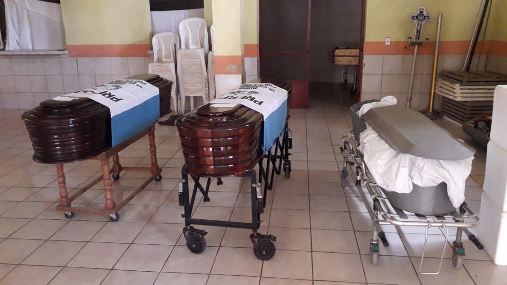 Los tres soldados habrían muerto por heridas provocadas por una escopeta. (Foto Prensa Libre: Dony Stewart)