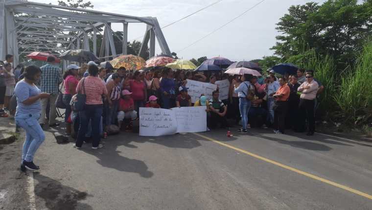 El puente Castillo Armas en el kilómetro 178 permanece bloqueado por maestros. (Foto Prensa Libre: Rolando Miranda)