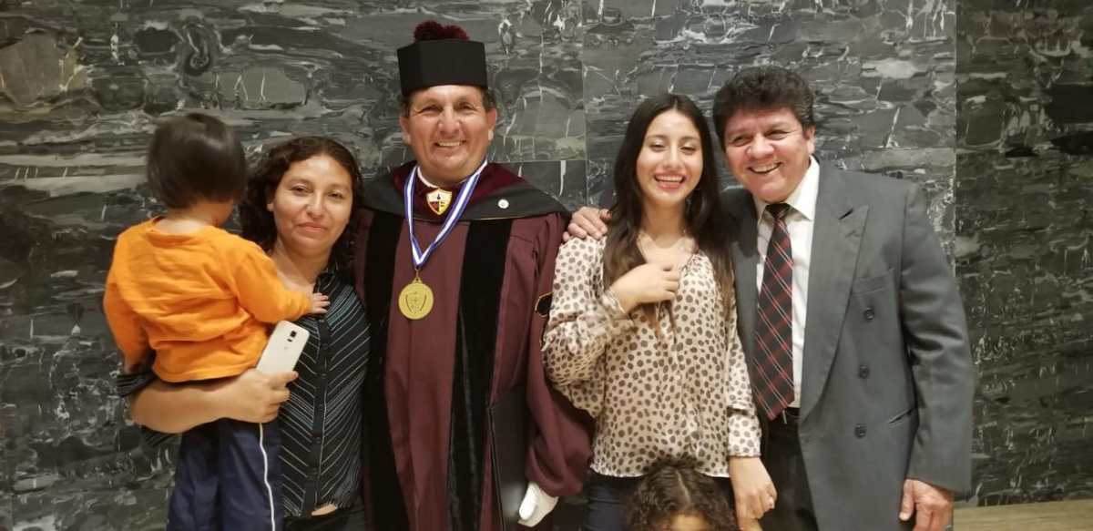 Migrante que protagoniza película sobre la guerra de Guatemala recibe doctorado honoris causa