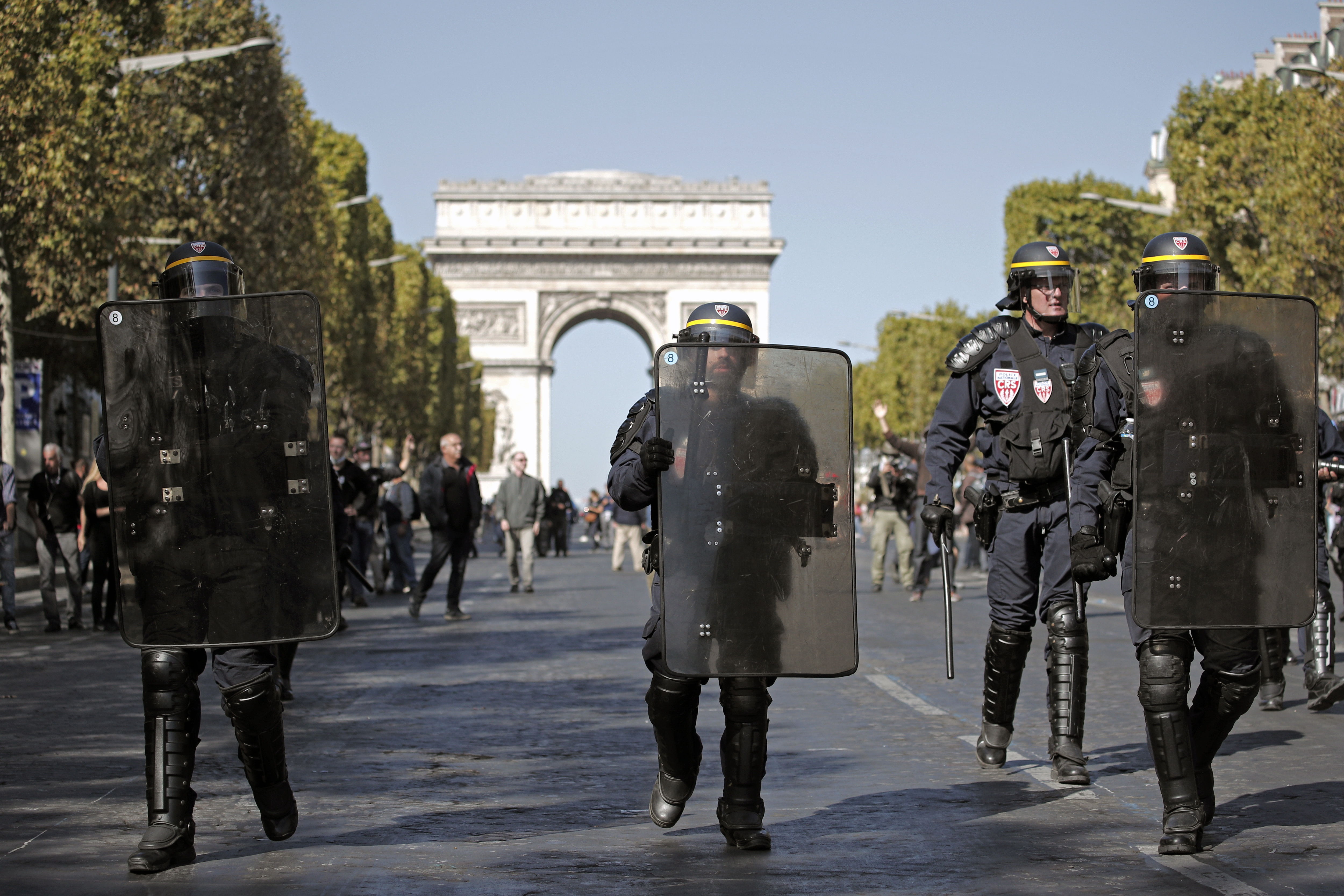 La policía antidisturbios francesa aseguró una calle cerca de los Campos Elíseos durante la manifestación del movimiento "chalecos amarillos". (Foto Prensa Libre: EFE)