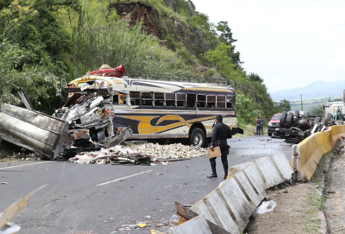 El camión y la camioneta quedaron destruidos del fuerte impacto. (Foto Prensa Libre: Érick Ávila)