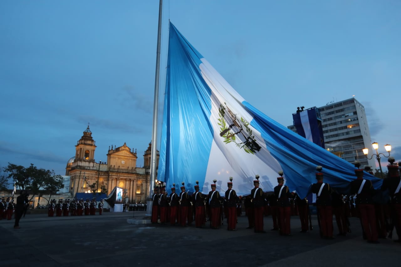 Cadetes izan la bandera en en la Plaza de la Constitución como parte de los actos cívicos para festejar el  15 de septiembre, Día de la Independencia. (Erick Ávila)