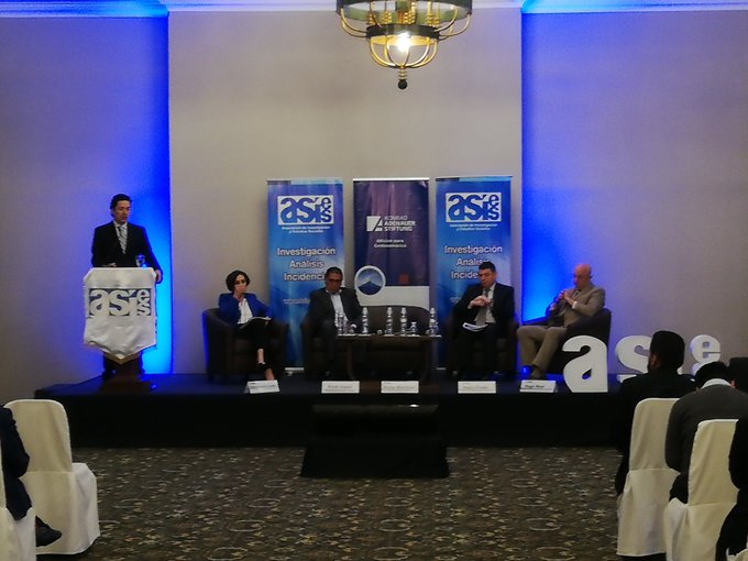 Analistas económicos aseguraron en el foro de Asíes que el principal desafío del proyecto del presupuesto de ingreso y egresos será los ingresos fiscales y anticipan que existe un desfinanciamiento. (Foto Prensa Libre: Urías Gamarro)