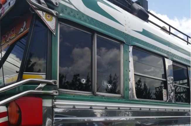 El bus quedó con varias perforaciones por el arma de fuego. (Foto Prensa Libre: Bomberos Voluntarios)
