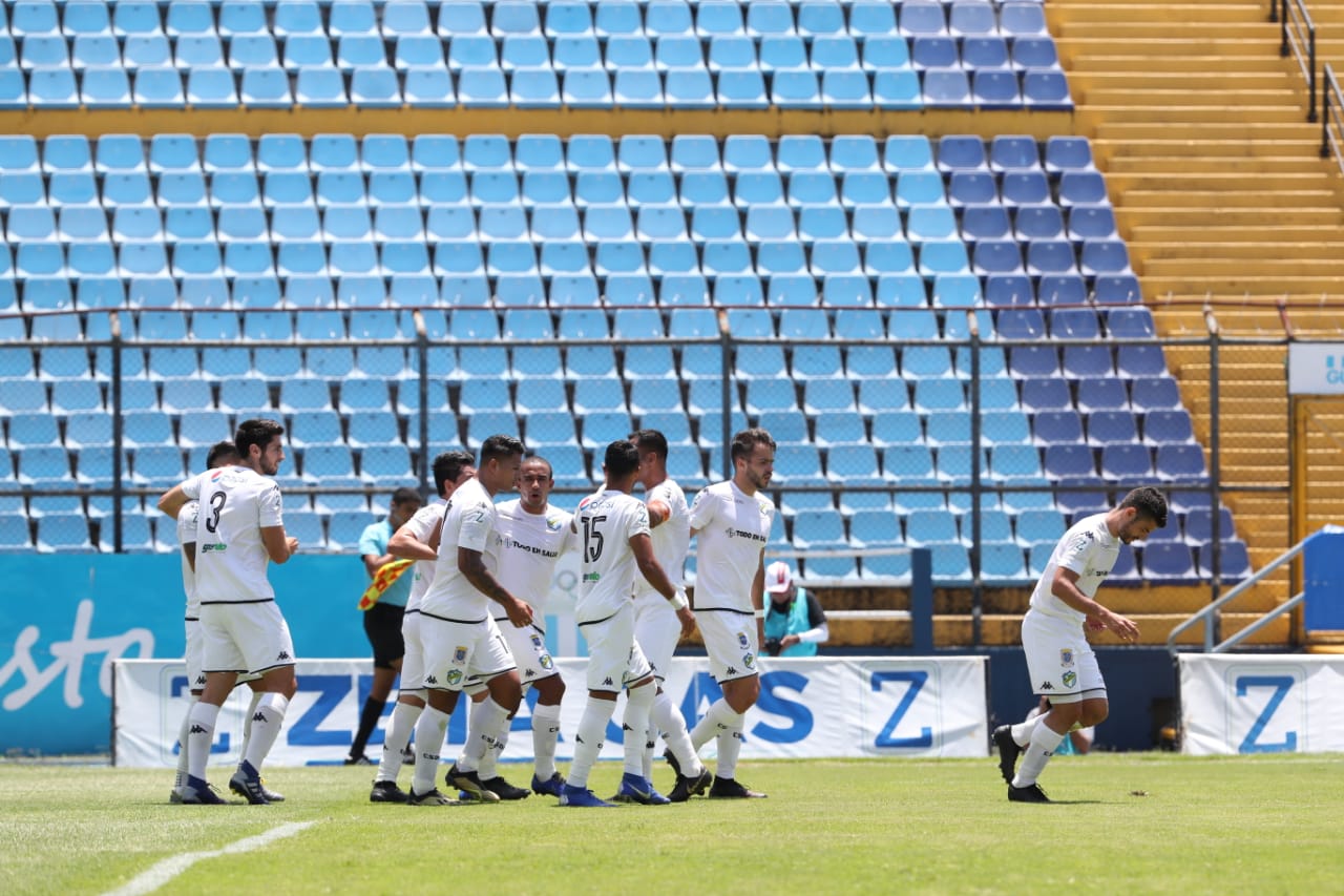 Los jugadores de Comunicaciones celebran el triunfo frente a Iztapa, en la fecha seis del Apertura 2019. (Foto Prensa Libre: Óscar Rivas)