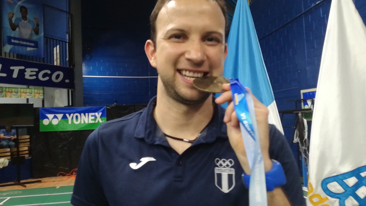 Kevin Cordón muestra la medalla de oro que ganó el Torneo Internacional de Bádminton que se realizó en el país. (Foto Prensa Libre: Luis López).