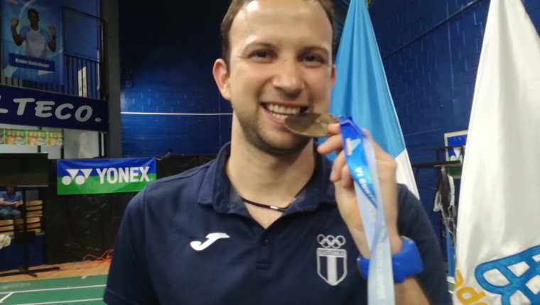 Kevin Cordón muestra la medalla de oro que ganó el Torneo Internacional de Bádminton que se realizó en el país. (Foto Prensa Libre: Luis López).
