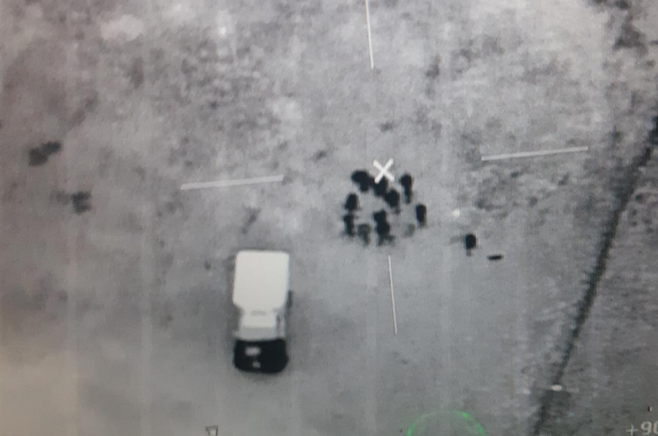 Foto satelital difundida por el Ejército guatemalteco donde se ve a personas llevando carga a un vehículo cerca de la escuela donde los soldados estaban retenidos. 