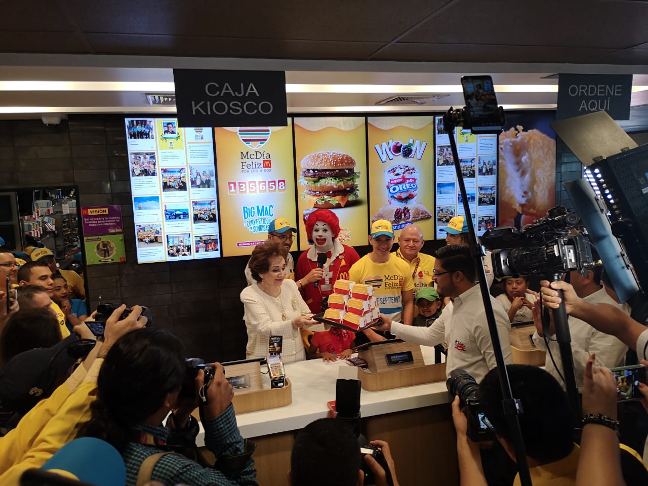 Yolanda de Cofiño entregó el primer Big Mac durante el McDía Feliz 2019. (Foto Prensa Libre: Vivian Lemus)