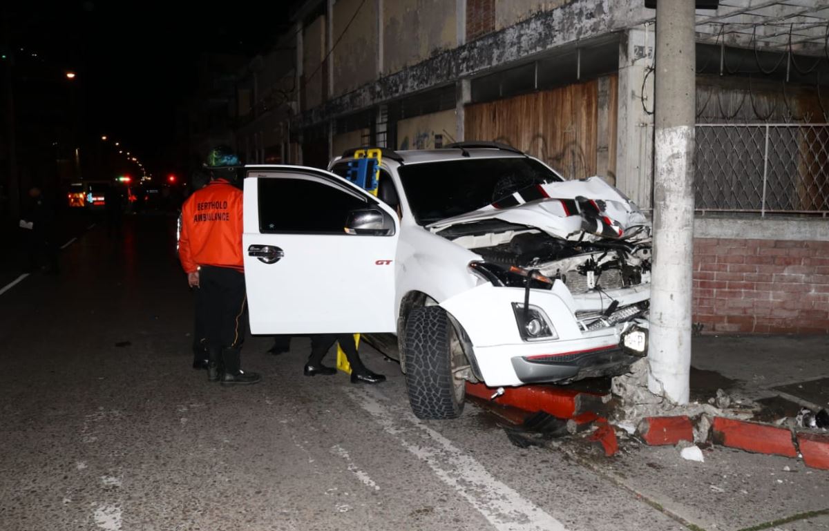 El vehículo impactó contra un poste luego del accidente con motoristas. (Foto Prensa Libre: Bomberos Voluntarios)