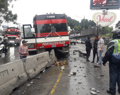 Video muestra el momento en que un bus choca en la bajada de Villalobos
