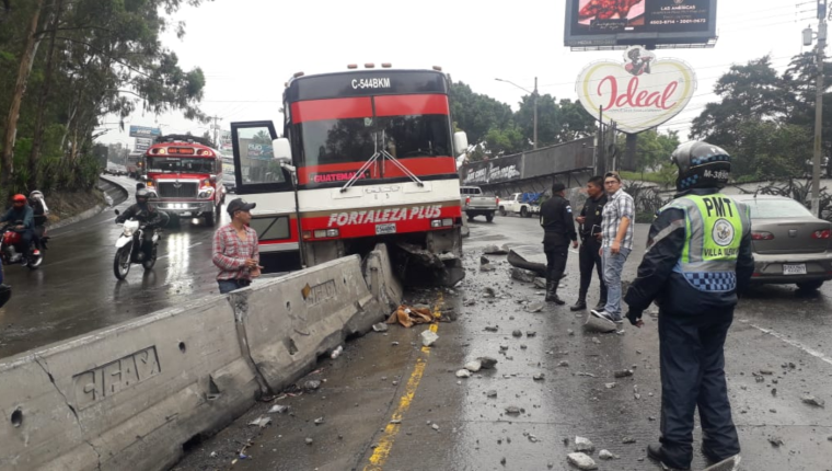Los cuerpos de socorro no reportaron heridos en el percance.(Foto Prensa Libre: cortesía)