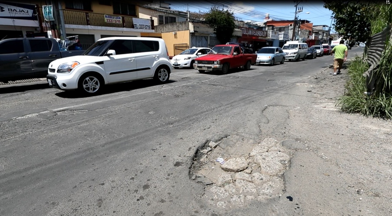 Estado del asfalto en el bulevar San Nicolás, Mixco.(Prensa Libre: Óscar Rivas)
