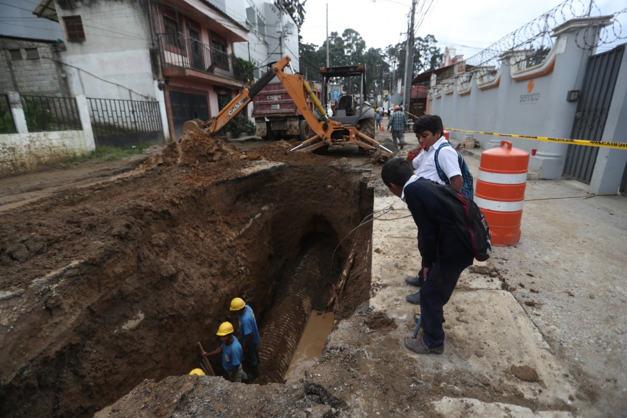 Trabajos para cambiar las tuberías antiguas en la Calle de Los Ensueños. (Foto Prensa Libre: Óscar Rivas)