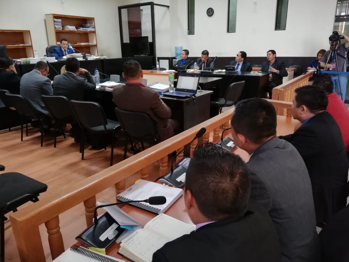 El juez adjunto al Juzgado de Mayor Riesgo B, Israel Zelada, favoreció a los policías procesados en el caso Semococh. (Foto Prensa Libre: Kenneth Monzón)