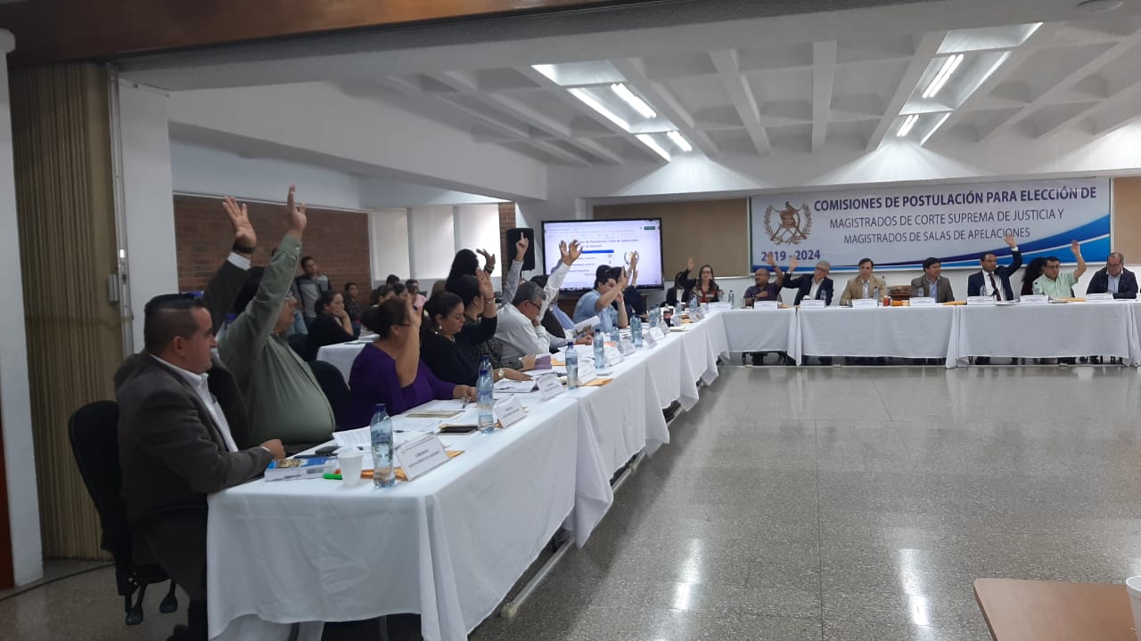 Comisión de Postulación para la Elección de Magistrados de salas de Apelaciones revisa los expedientes que los candidatos que presentaron pruebas de descargo. (Foto Prensa Libre: Andrea Domínguez)