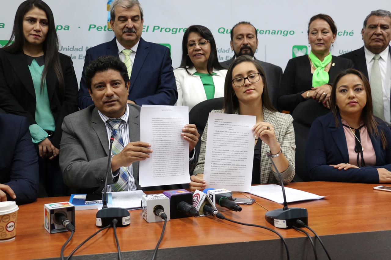 Integrantes del partido Unidad Nacional de la Esperanza anuncian acciones para evitar cancelación de la agrupación. (Foto Prensa Libre: Juan Carlos Pérez)