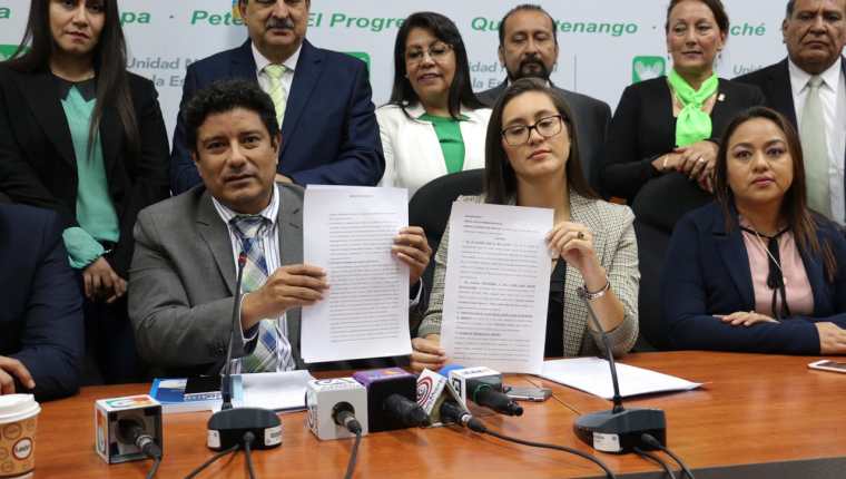 Integrantes del partido Unidad Nacional de la Esperanza anuncian acciones para evitar cancelación de la agrupación. (Foto Prensa Libre: Juan Carlos Pérez)